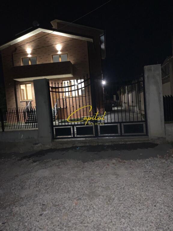 VILE LUKSOZE ME QIRA 560 M2 QENDRA TREGTARE TEG 4.500 EURO