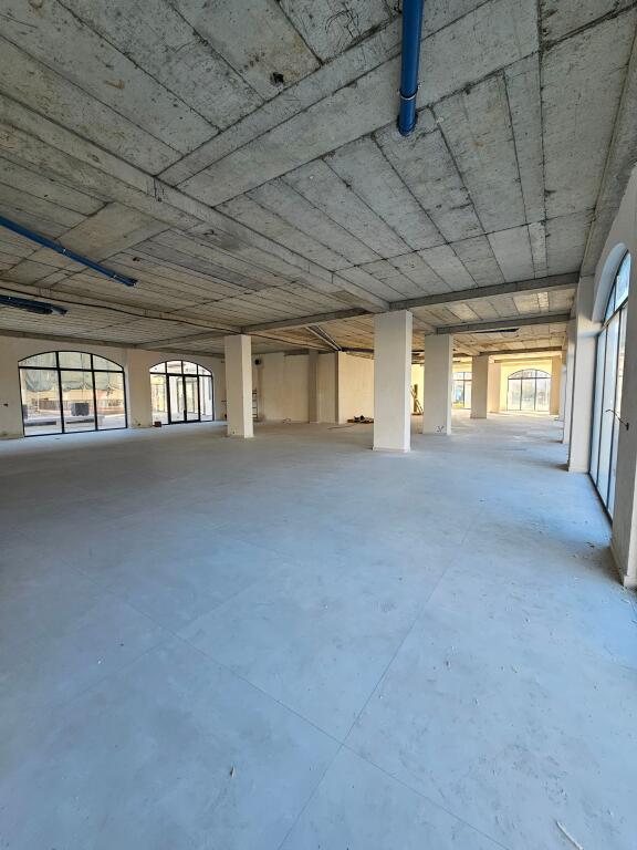 Spazio Commerciale in Affitto – Bathore, Kamëz