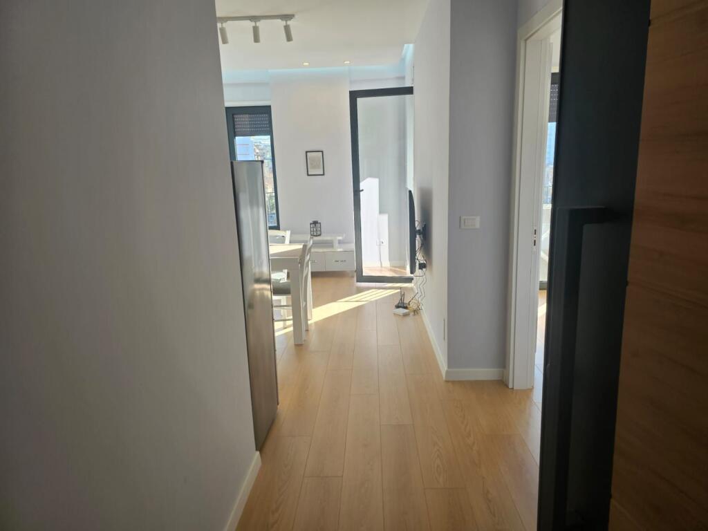Affittasi appartamento 1+1 in Via Karl Gega, con una superficie di 57 m², situato al 7° piano di un palazzo con ascensore.