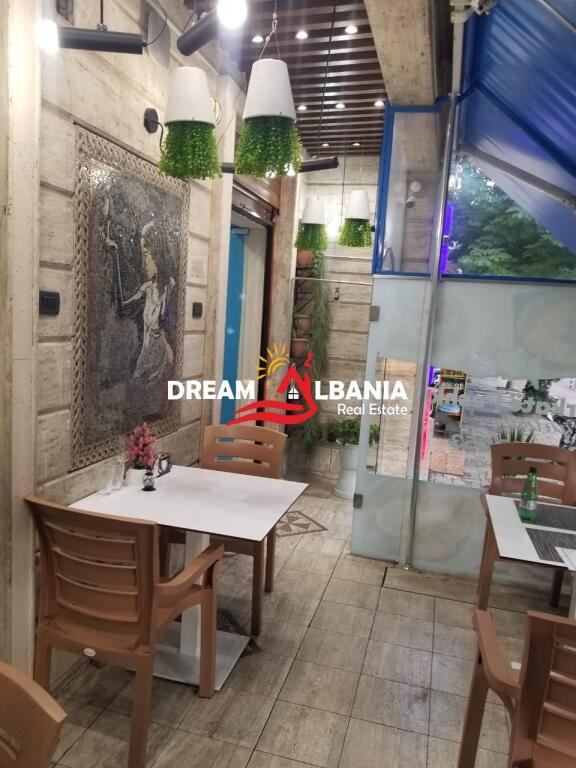 Shitet Biznesi Dyqan Peshku dhe Restorant ne Rrugen e Barrikadave ne Tirane (ID 4171418)