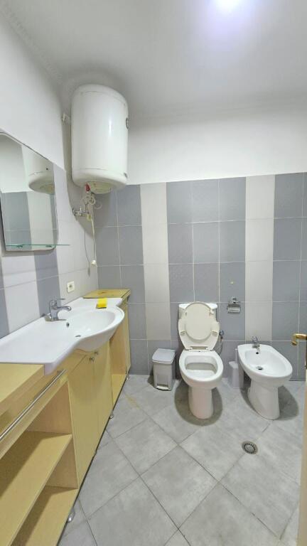 Shitet apartament 2+1, te Rr. Jordan Misja prane Hipotekes.