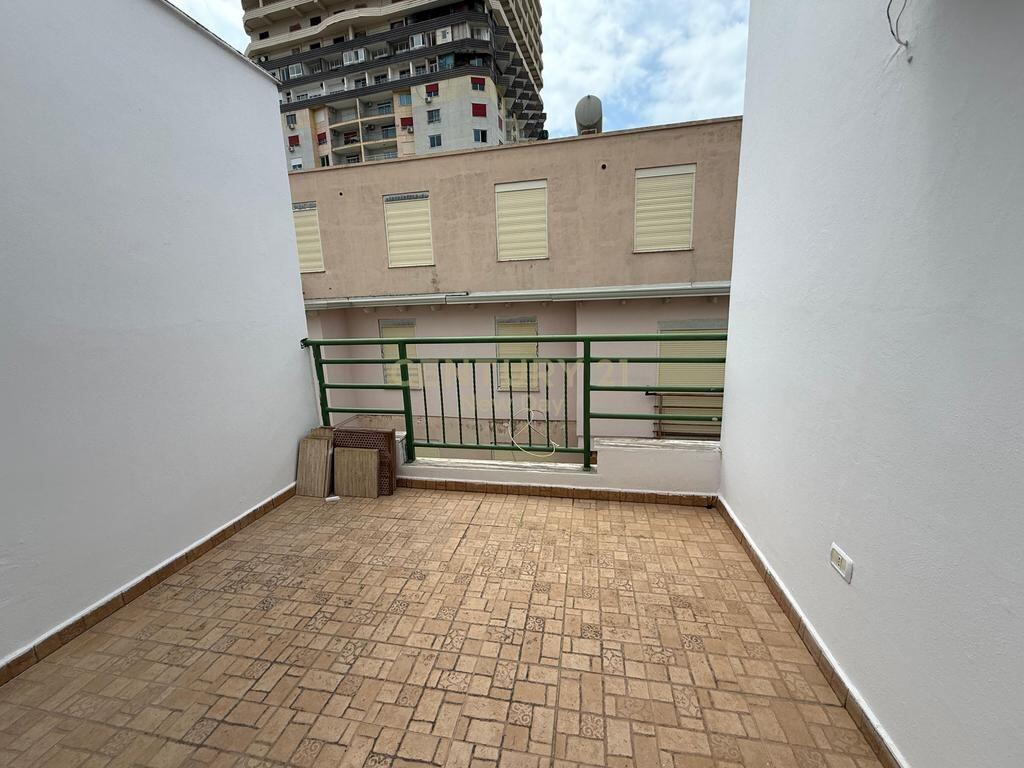 VENDESI APPARTAMENTO 1+1+2 VICINO A SHKEMBI KAVAJES