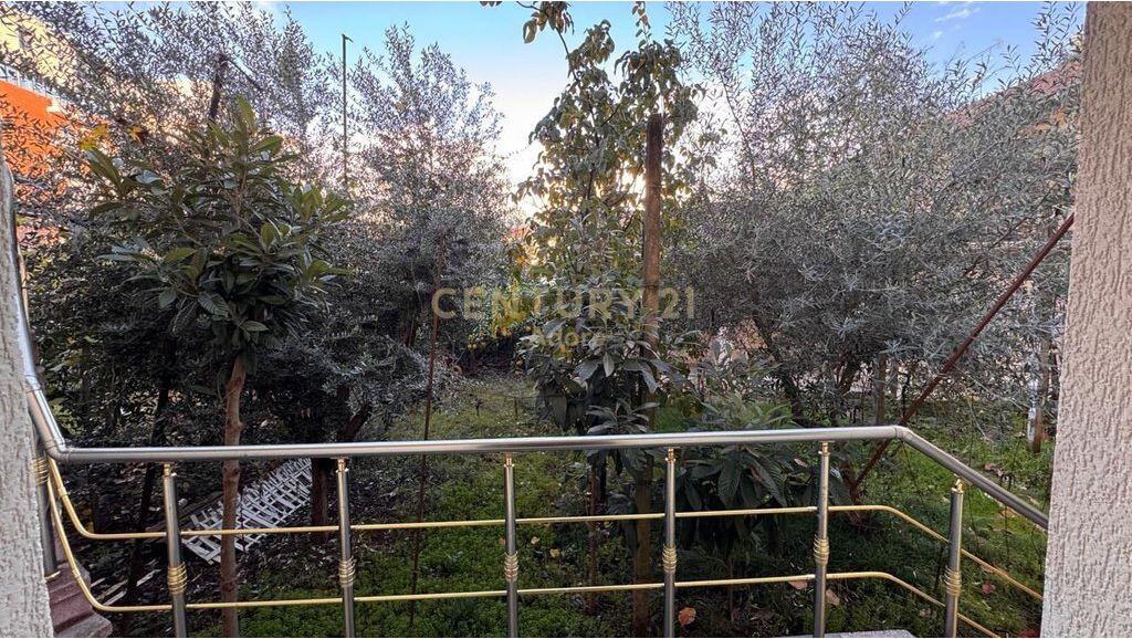 Jepet me qira apartament 2+1 me oborr dhe post parkimi – Rruga Fortuzi!