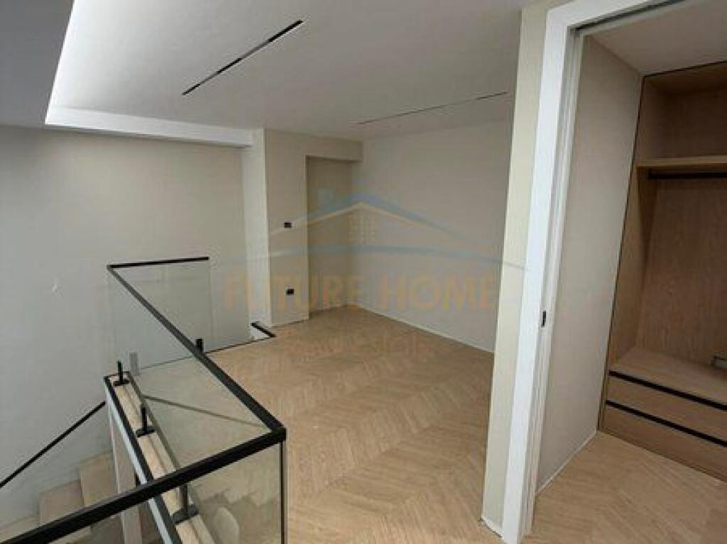 Shitet, Duplex + Post Parkimi, Golden Park