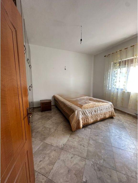 🏡 JEPET ME QERA Apartament ne Porcelan – KATI I DYTË I NJË VILE(50.000 leke) 500 € /Muaj