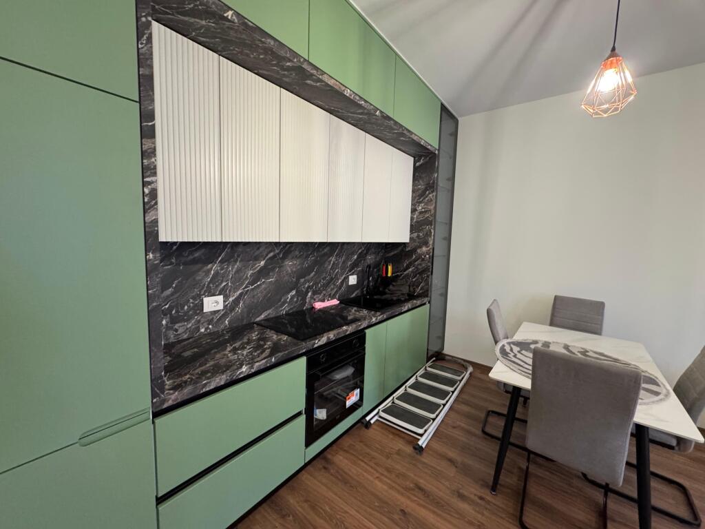 📢 Apartament me qira në Paskuqan  • 🏠 Tipi: 2+1  • 📍 Zona: Paskuqan  • 🏢 Kati: 5 (pallat i ri me ashensor)  • 💶 Çmimi: 550 € / muaj  ✅ Apartament i ri, në pallat modern me ashensor, i përshtatshëm për familje që kërkojnë komoditet dhe hapësirë.