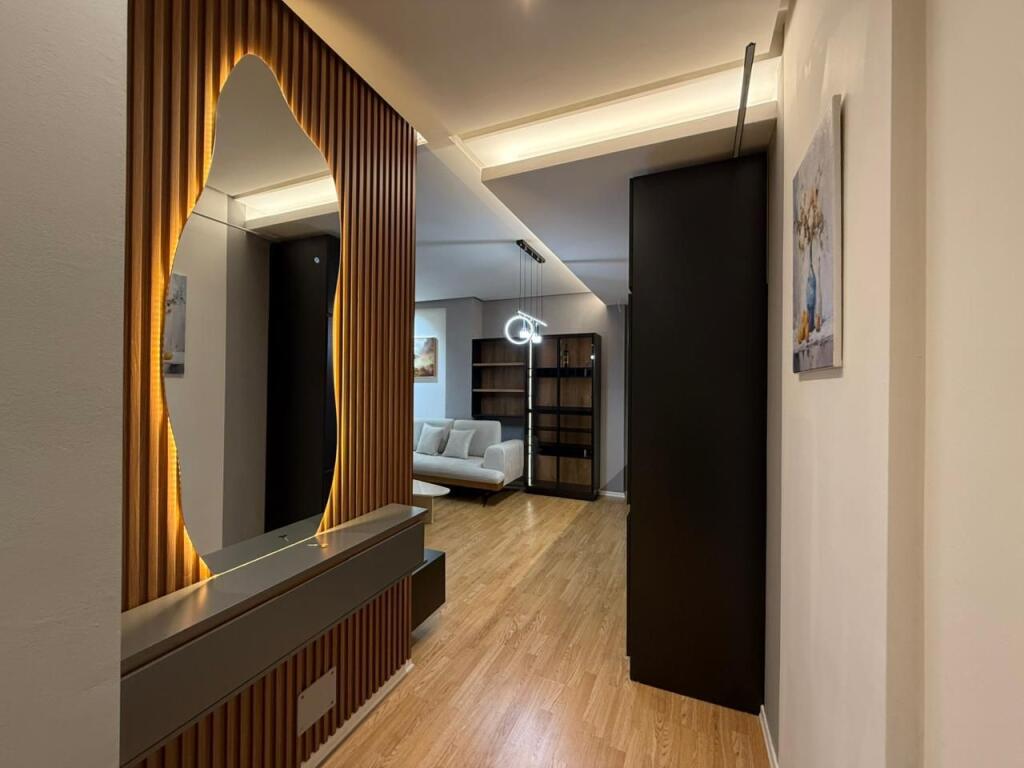 🏠AFFITTASI Appartamento 2+1 📍Via Dibres, vicino al Centro 🏢Palazzo nuovo con ascensore 🛋️Totalmente arredato, mai abitato prima 💶Prezzo: 1100€/Mese