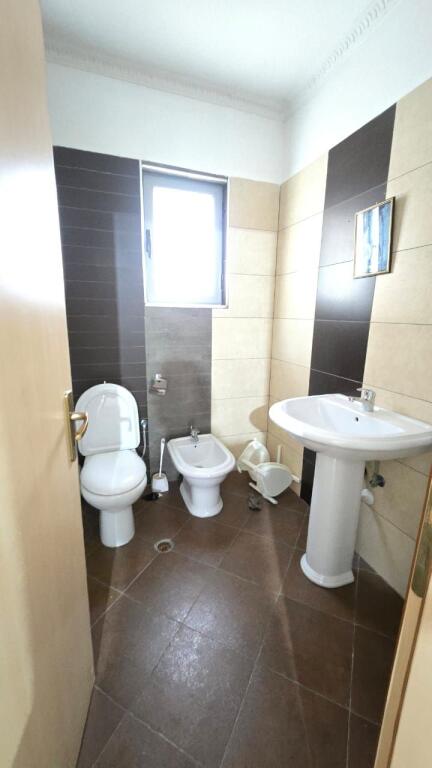 Shitet apartament 2+1, te Rr. Jordan Misja prane Hipotekes.