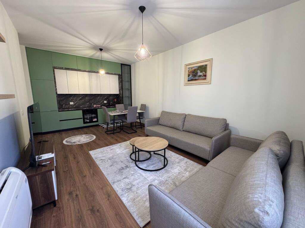 📢 Apartament me qira në Paskuqan  • 🏠 Tipi: 2+1  • 📍 Zona: Paskuqan  • 🏢 Kati: 5 (pallat i ri me ashensor)  • 💶 Çmimi: 550 € / muaj  ✅ Apartament i ri, në pallat modern me ashensor, i përshtatshëm për familje që kërkojnë komoditet dhe hapësirë.