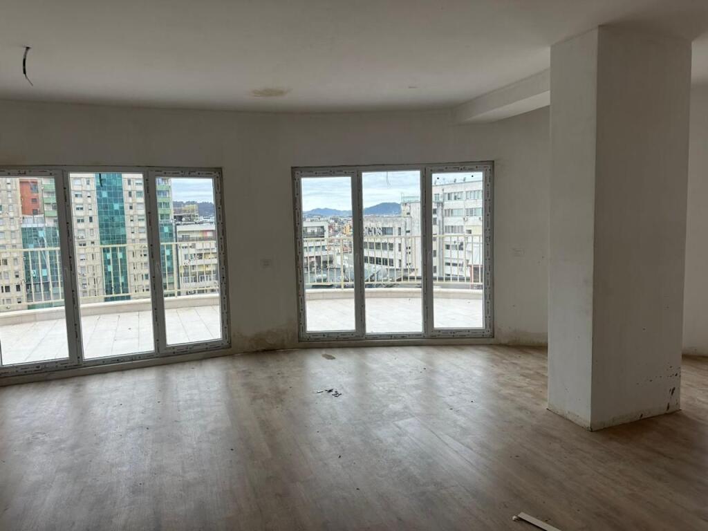 Premises for office or residential use, 3+1 near Zogu i Zi