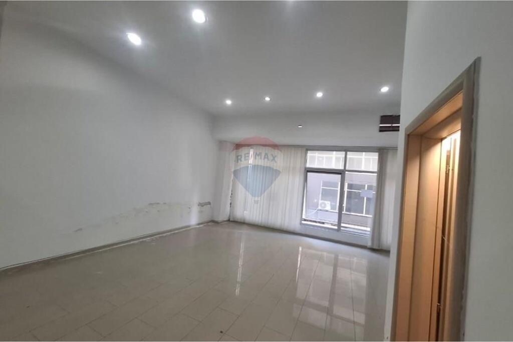 🏬 Negozio / Locale Commerciale in Affitto –📍 Viale Ismail Qemali (sopra Conad)
