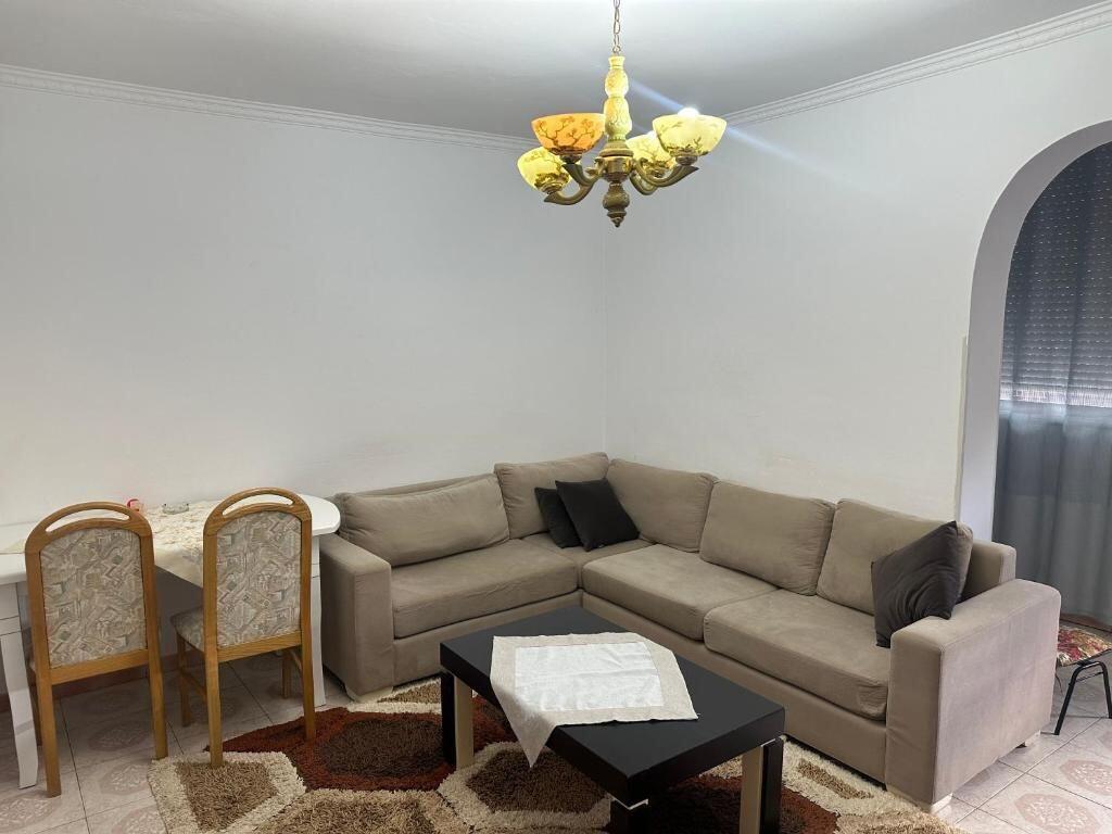 Jepet apartament 2+1 me qira ne zonen prane Pazarit te Ri dhe Ministrise se Jashtme