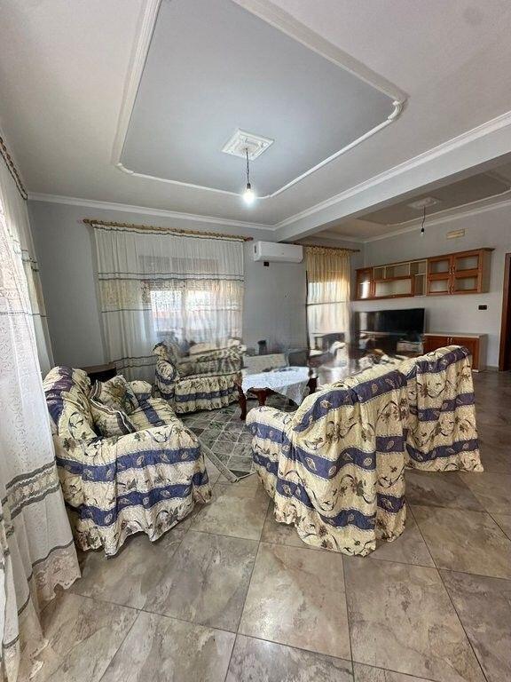 🏡 JEPET ME QERA Apartament ne Porcelan – KATI I DYTË I NJË VILE(50.000 leke) 500 € /Muaj