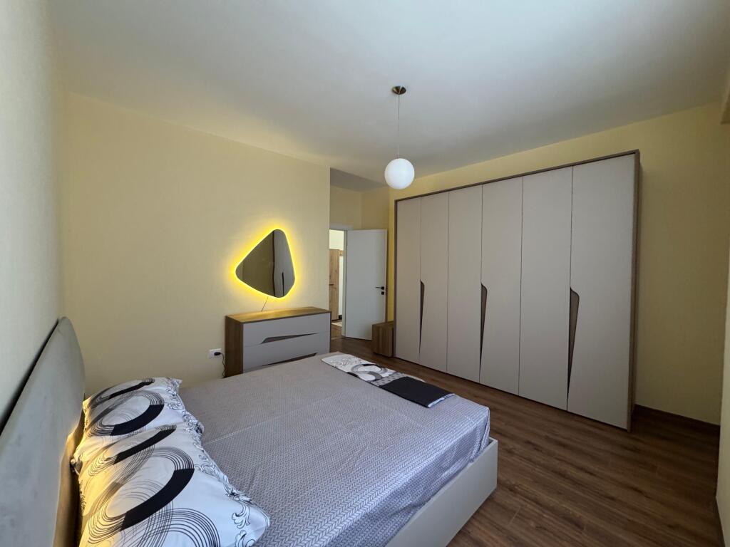 📢 Apartament me qira në Paskuqan  • 🏠 Tipi: 2+1  • 📍 Zona: Paskuqan  • 🏢 Kati: 5 (pallat i ri me ashensor)  • 💶 Çmimi: 550 € / muaj  ✅ Apartament i ri, në pallat modern me ashensor, i përshtatshëm për familje që kërkojnë komoditet dhe hapësirë.