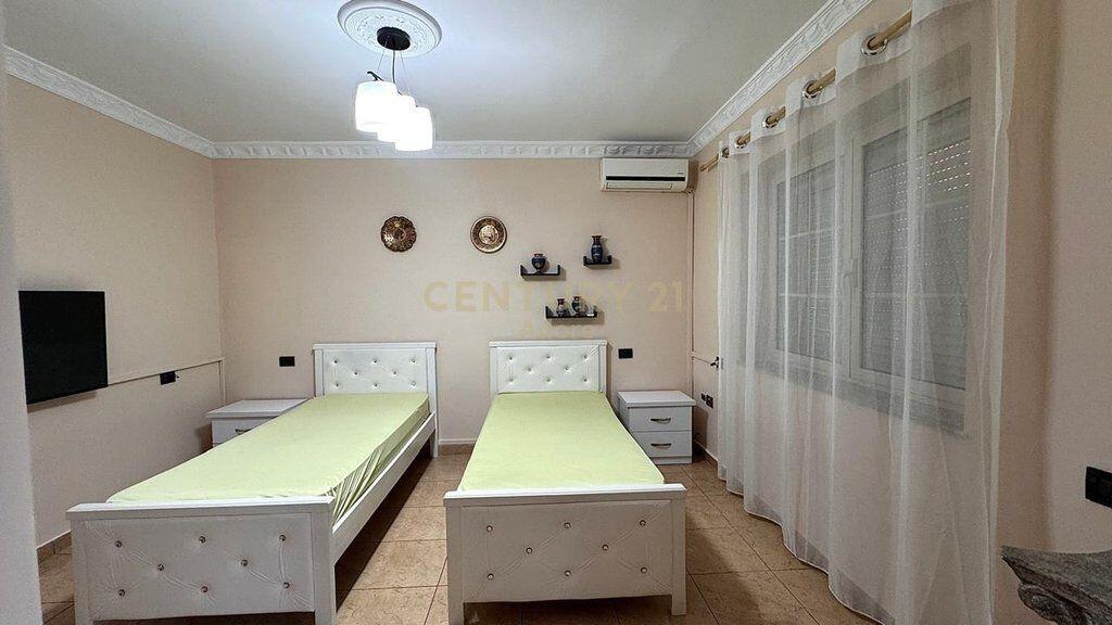 Jepet me qira apartament 2+1 me oborr dhe post parkimi – Rruga Fortuzi!