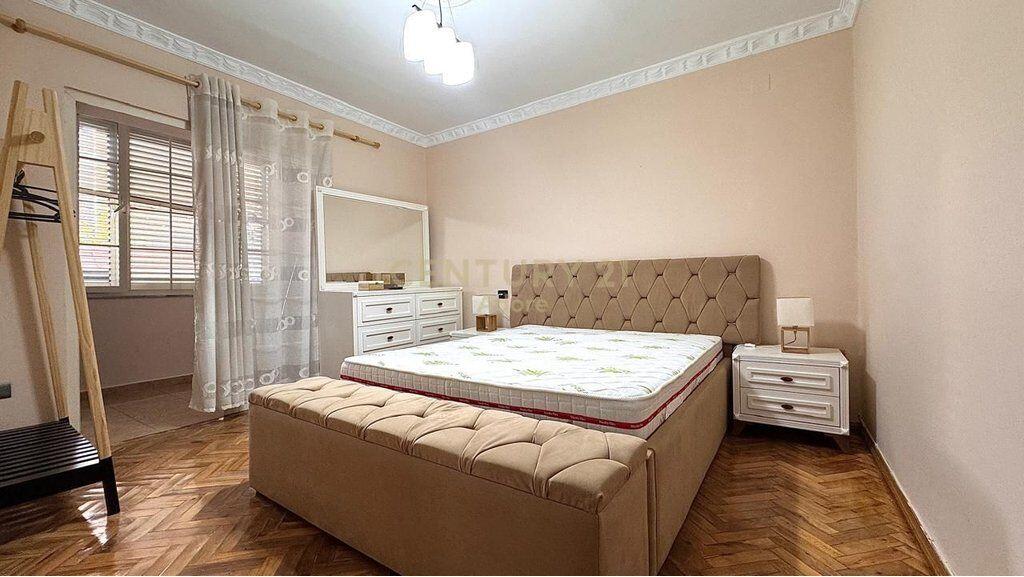 Jepet me qira apartament 2+1 me oborr dhe post parkimi – Rruga Fortuzi!
