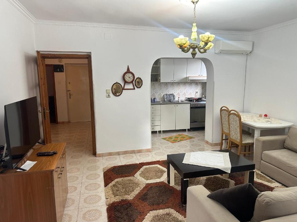 Jepet apartament 2+1 me qira ne zonen prane Pazarit te Ri dhe Ministrise se Jashtme