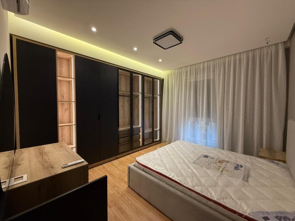 🏠AFFITTASI Appartamento 2+1 📍Via Dibres, vicino al Centro 🏢Palazzo nuovo con ascensore 🛋️Totalmente arredato, mai abitato prima 💶Prezzo: 1100€/Mese