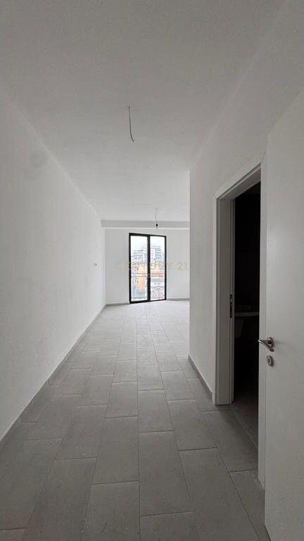 Shitet apartament 3+1+2 + post parkimi te perfshire ne cmim tek Mine Peza!