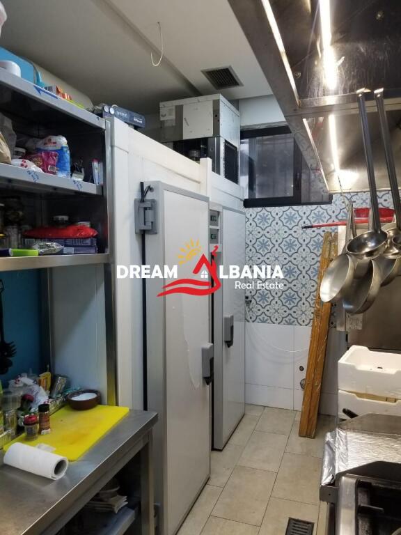 Shitet Biznesi Dyqan Peshku dhe Restorant ne Rrugen e Barrikadave ne Tirane (ID 4171418)