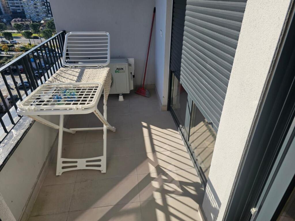 Affittasi appartamento 1+1 in Via Karl Gega, con una superficie di 57 m², situato al 7° piano di un palazzo con ascensore.