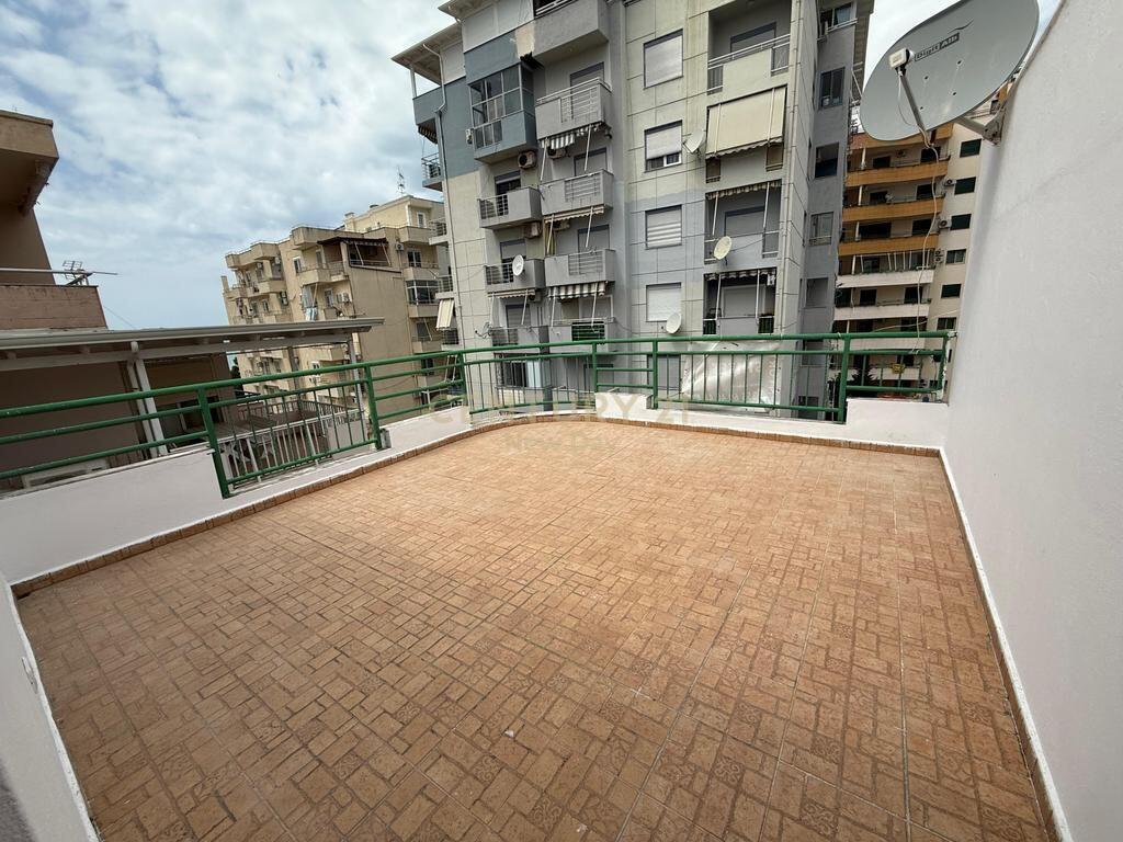 VENDESI APPARTAMENTO 1+1+2 VICINO A SHKEMBI KAVAJES