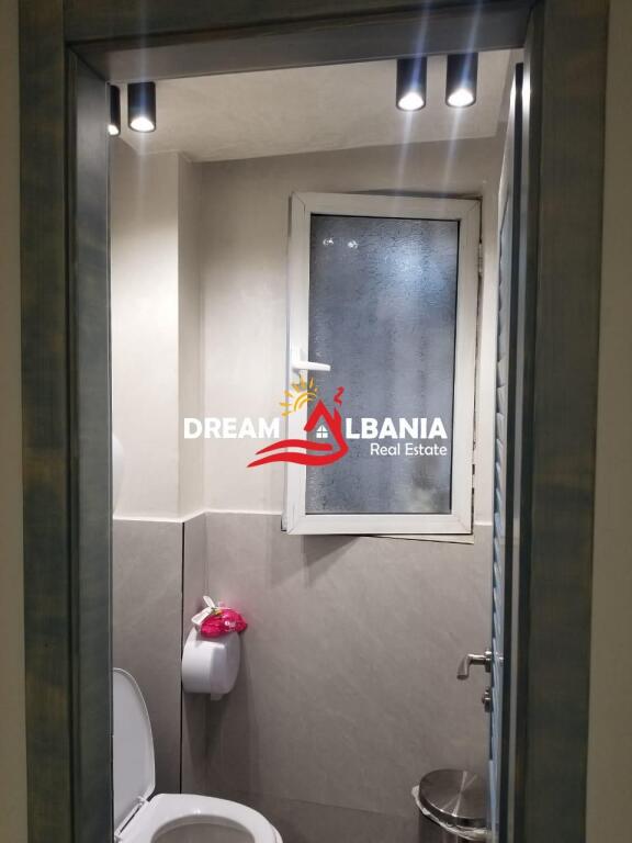 Shitet Biznesi Dyqan Peshku dhe Restorant ne Rrugen e Barrikadave ne Tirane (ID 4171418)