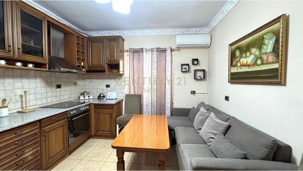Jepet me qira apartament 2+1 me oborr dhe post parkimi – Rruga Fortuzi!