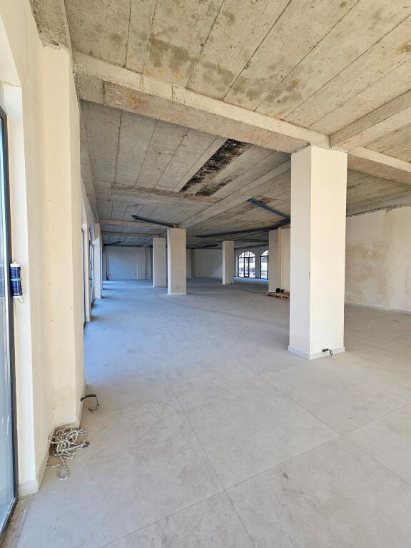 Spazio Commerciale in Affitto – Bathore, Kamëz
