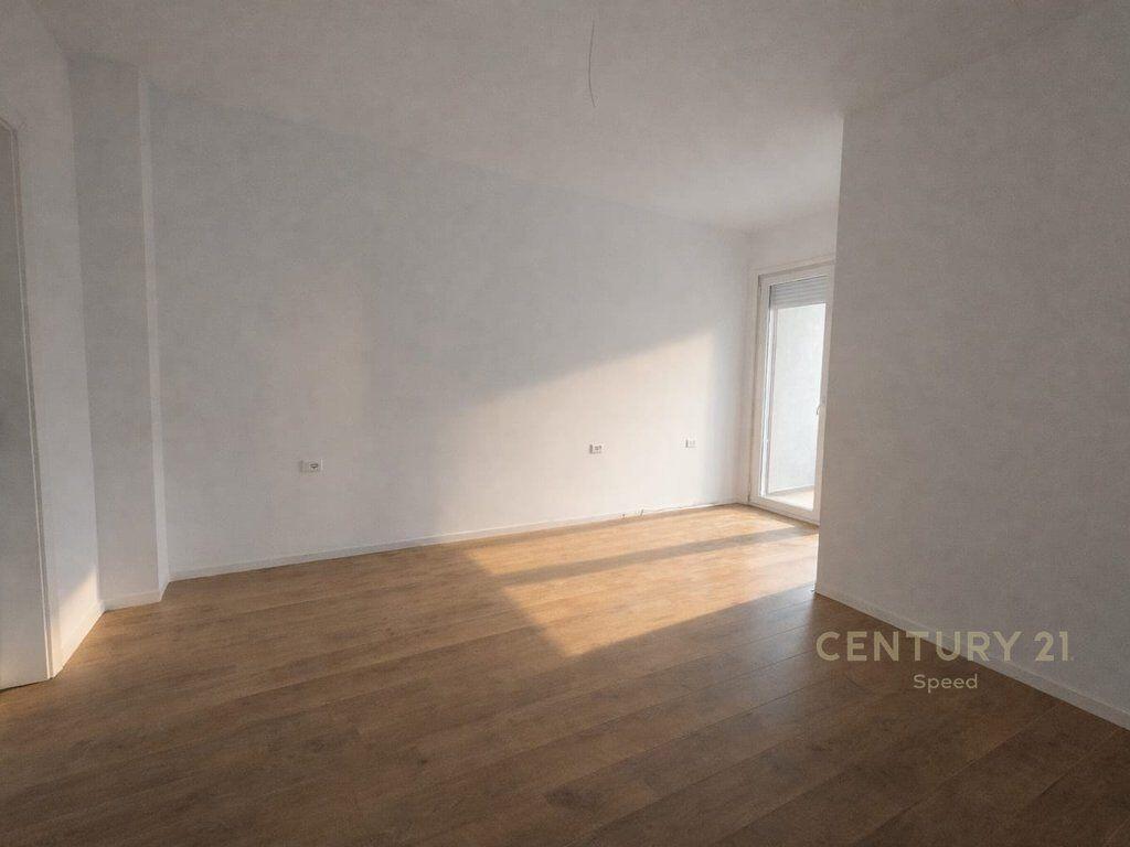 PAZAR I RI, OFFICE SPACE FOR RENT 3+1