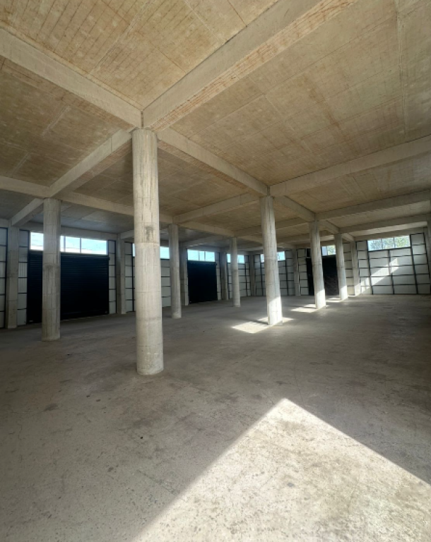 🏢 Magazinë – pranë Top Channel, Kashar