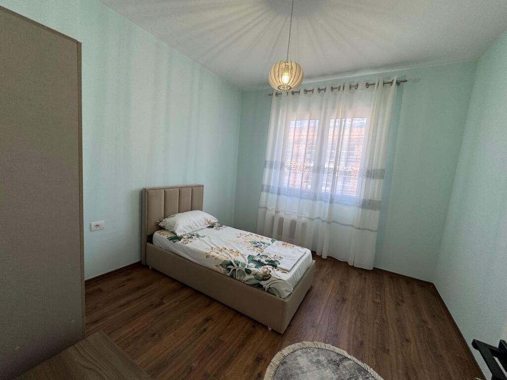 📢 Apartament me qira në Paskuqan  • 🏠 Tipi: 2+1  • 📍 Zona: Paskuqan  • 🏢 Kati: 5 (pallat i ri me ashensor)  • 💶 Çmimi: 550 € / muaj  ✅ Apartament i ri, në pallat modern me ashensor, i përshtatshëm për familje që kërkojnë komoditet dhe hapësirë.