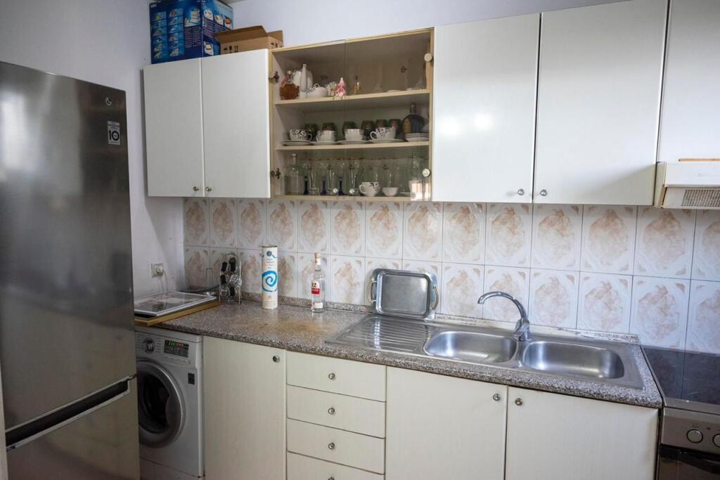 Jepet apartament 2+1 me qira ne zonen prane Pazarit te Ri dhe Ministrise se Jashtme