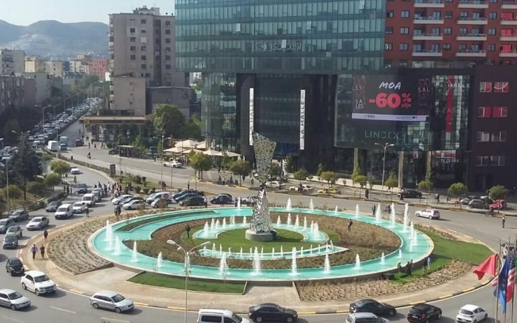 In vendita 2 ambienti commerciali (negozi) – Zogu i Zi