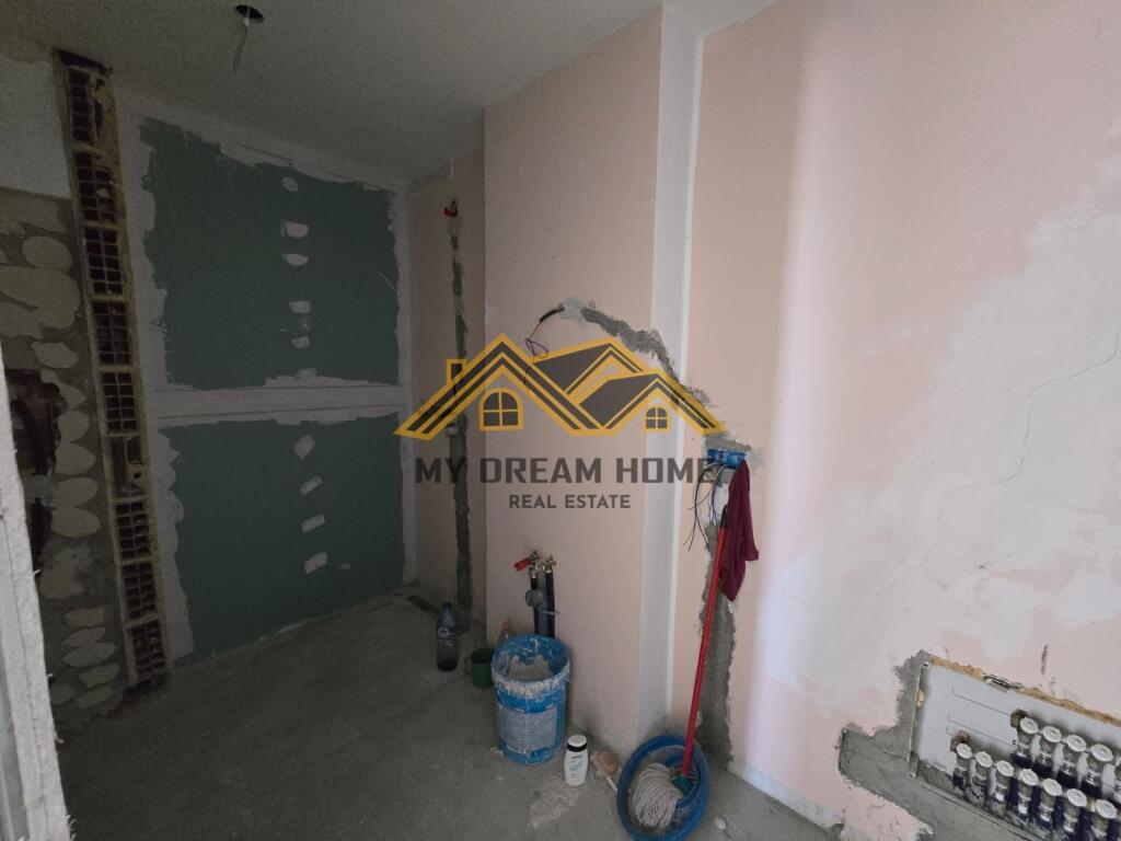 VENDESI APPARTAMENTO 2+1+3 CENTRO DURRES!