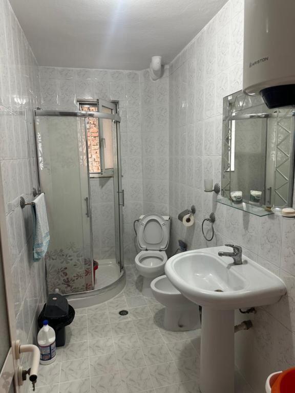 Jepet apartament 2+1 me qira ne zonen prane Pazarit te Ri dhe Ministrise se Jashtme
