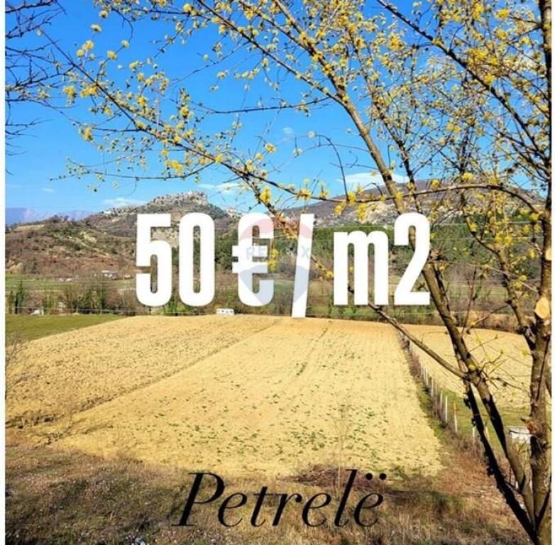 Land in Petrelë