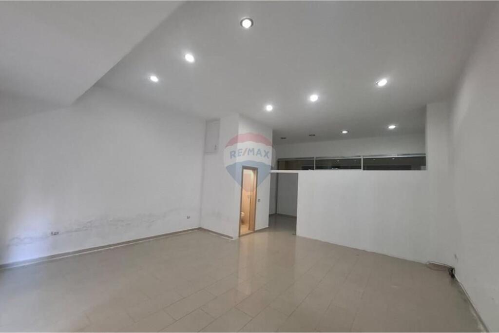 🏬 Negozio / Locale Commerciale in Affitto –📍 Viale Ismail Qemali (sopra Conad)