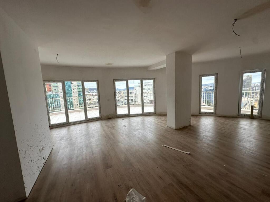 Premises for office or residential use, 3+1 near Zogu i Zi