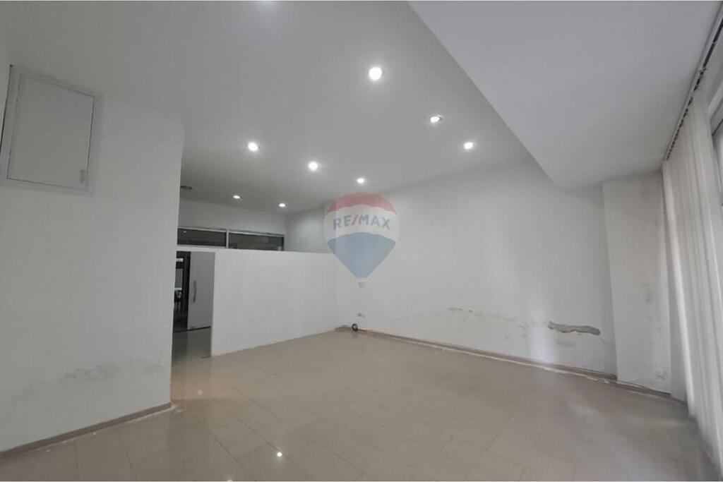 🏬 Negozio / Locale Commerciale in Affitto –📍 Viale Ismail Qemali (sopra Conad)