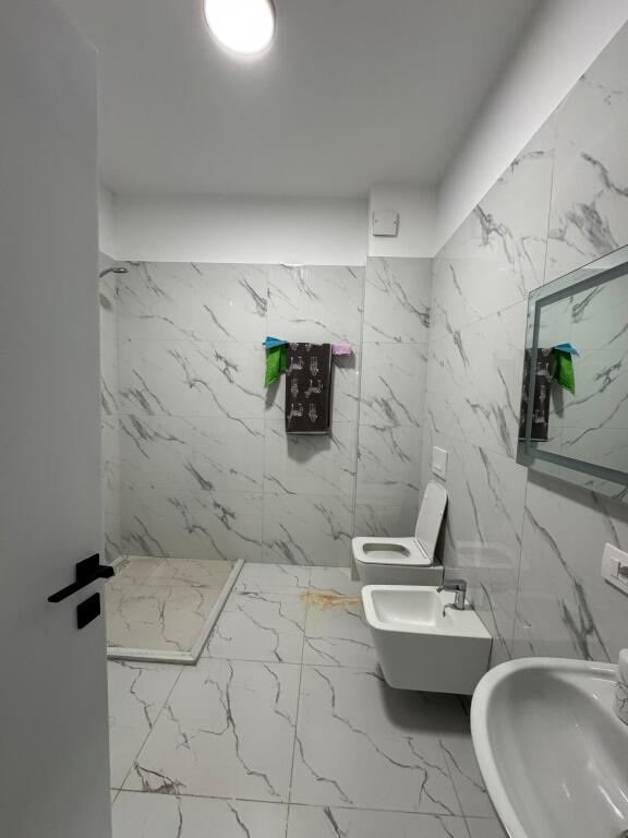 📢 Apartament me qira në Paskuqan  • 🏠 Tipi: 2+1  • 📍 Zona: Paskuqan  • 🏢 Kati: 5 (pallat i ri me ashensor)  • 💶 Çmimi: 550 € / muaj  ✅ Apartament i ri, në pallat modern me ashensor, i përshtatshëm për familje që kërkojnë komoditet dhe hapësirë.