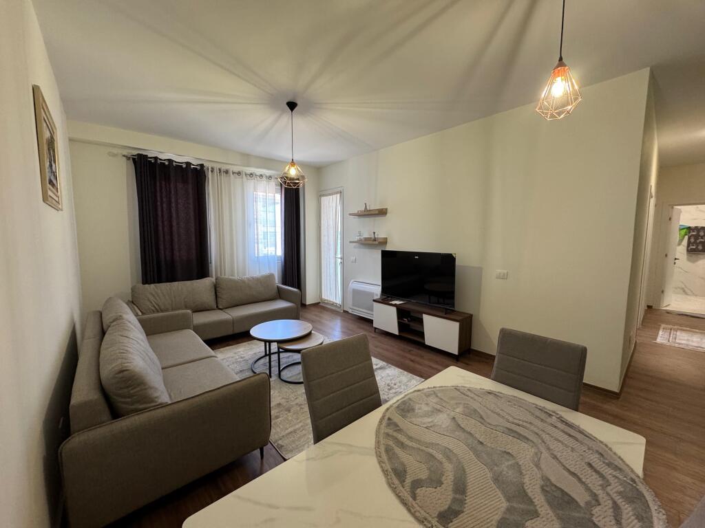 📢 Apartament me qira në Paskuqan  • 🏠 Tipi: 2+1  • 📍 Zona: Paskuqan  • 🏢 Kati: 5 (pallat i ri me ashensor)  • 💶 Çmimi: 550 € / muaj  ✅ Apartament i ri, në pallat modern me ashensor, i përshtatshëm për familje që kërkojnë komoditet dhe hapësirë.