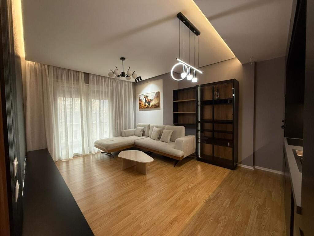 🏠AFFITTASI Appartamento 2+1 📍Via Dibres, vicino al Centro 🏢Palazzo nuovo con ascensore 🛋️Totalmente arredato, mai abitato prima 💶Prezzo: 1100€/Mese