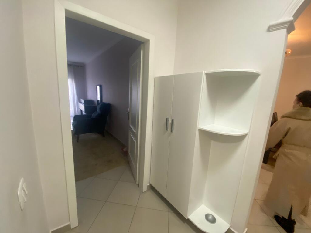 1+1 i mobiluar,liqeni i thate buze rruge,550  euro