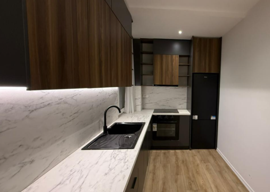 🏢 Apartament 1+1 + Garderobë – Rruga Fortuzi, pranë Qendrës
