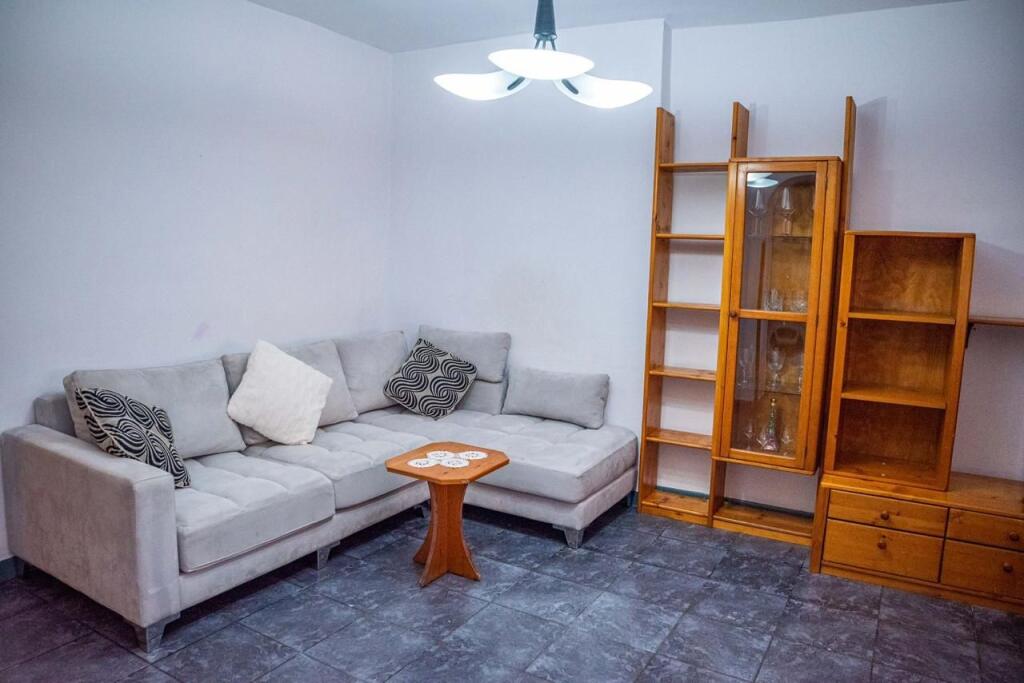 Jepet apartament 3+1 me qira, prane shkolles Ismail Qemali, Tirane