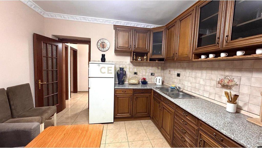 Jepet me qira apartament 2+1 me oborr dhe post parkimi – Rruga Fortuzi!