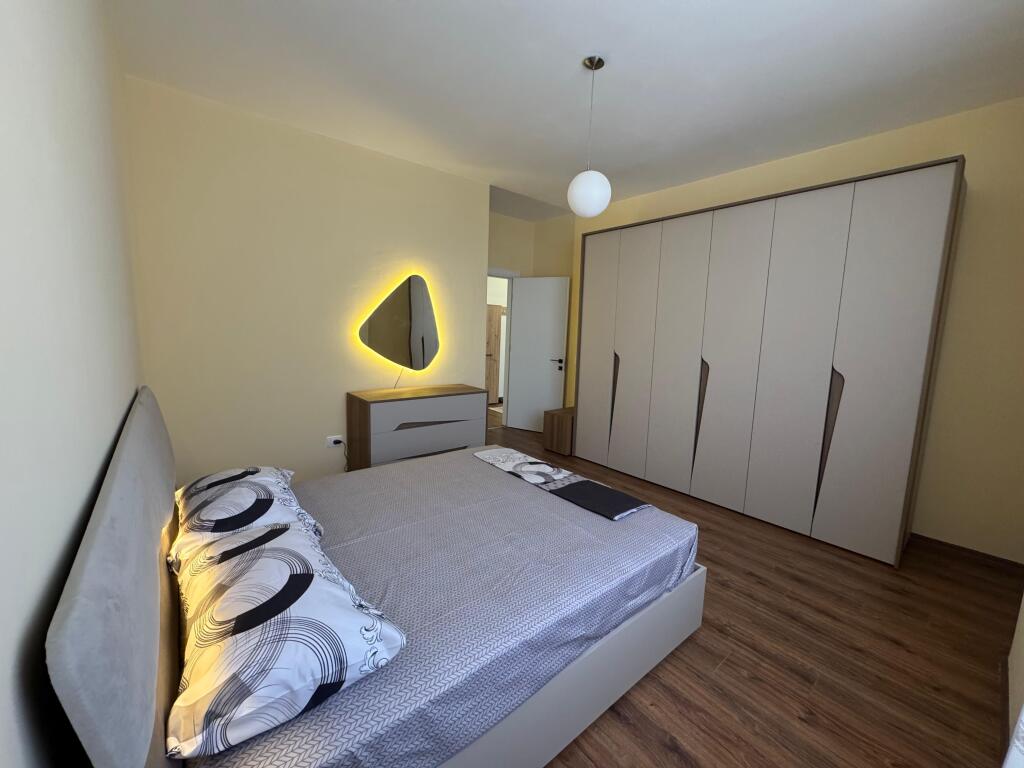 📢 Apartament me qira në Paskuqan  • 🏠 Tipi: 2+1  • 📍 Zona: Paskuqan  • 🏢 Kati: 5 (pallat i ri me ashensor)  • 💶 Çmimi: 550 € / muaj  ✅ Apartament i ri, në pallat modern me ashensor, i përshtatshëm për familje që kërkojnë komoditet dhe hapësirë.