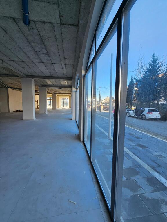 Spazio Commerciale in Affitto – Bathore, Kamëz