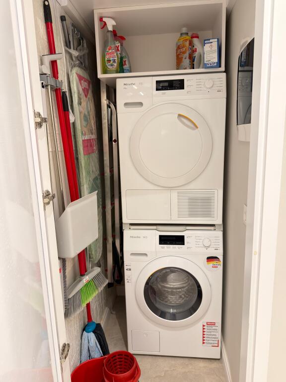 🏡 Jepet me qira super apartament 1+1  📍 Rruga e Barrikadave, Tiranë – përballë shkollës Lidhja e Prizrenit 🏢 Kati 4, pallat ekzistues pa eshensor 🛋️ Super mobilim, modern dhe shumë komod ✨ Ambient i kuruar, gati për banim  💶 Çmimi: 650 € / muaj - Więcej